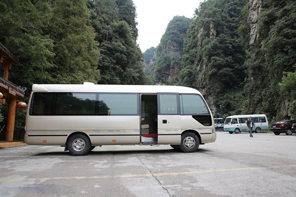 側圍裝飾條不但有效保護車身側圍受到意外摩擦，同時增添車身側圍美觀性 商用車