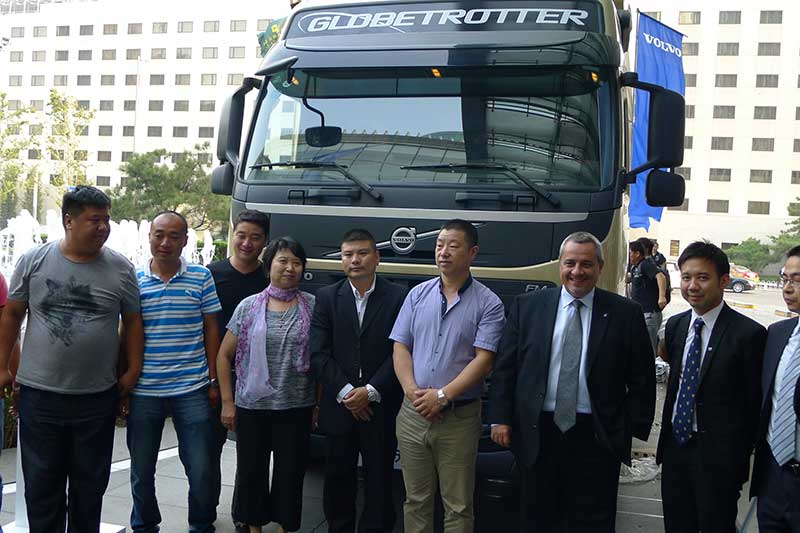 交車用戶現場合影留念 沃爾沃卡車