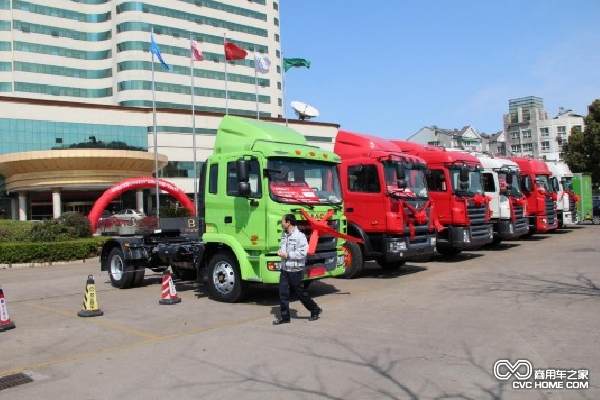 格爾發LNG港口牽引車