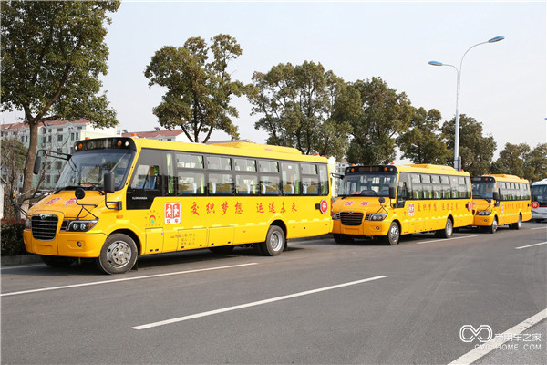 即將駛向泰安的海格校車車隊.JPG