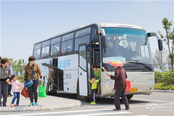 走下園博會專線車，游客們的內心滿是期待.jpg