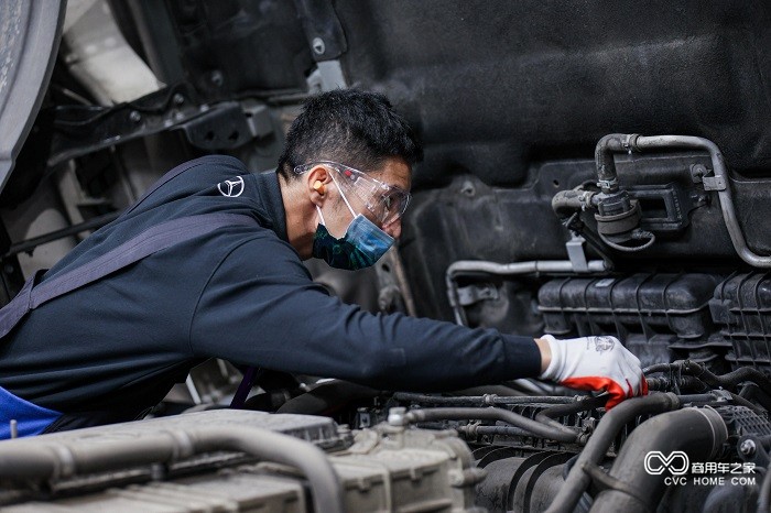 圖4. 奔馳卡車售后技師們持續精進服務技能.jpg